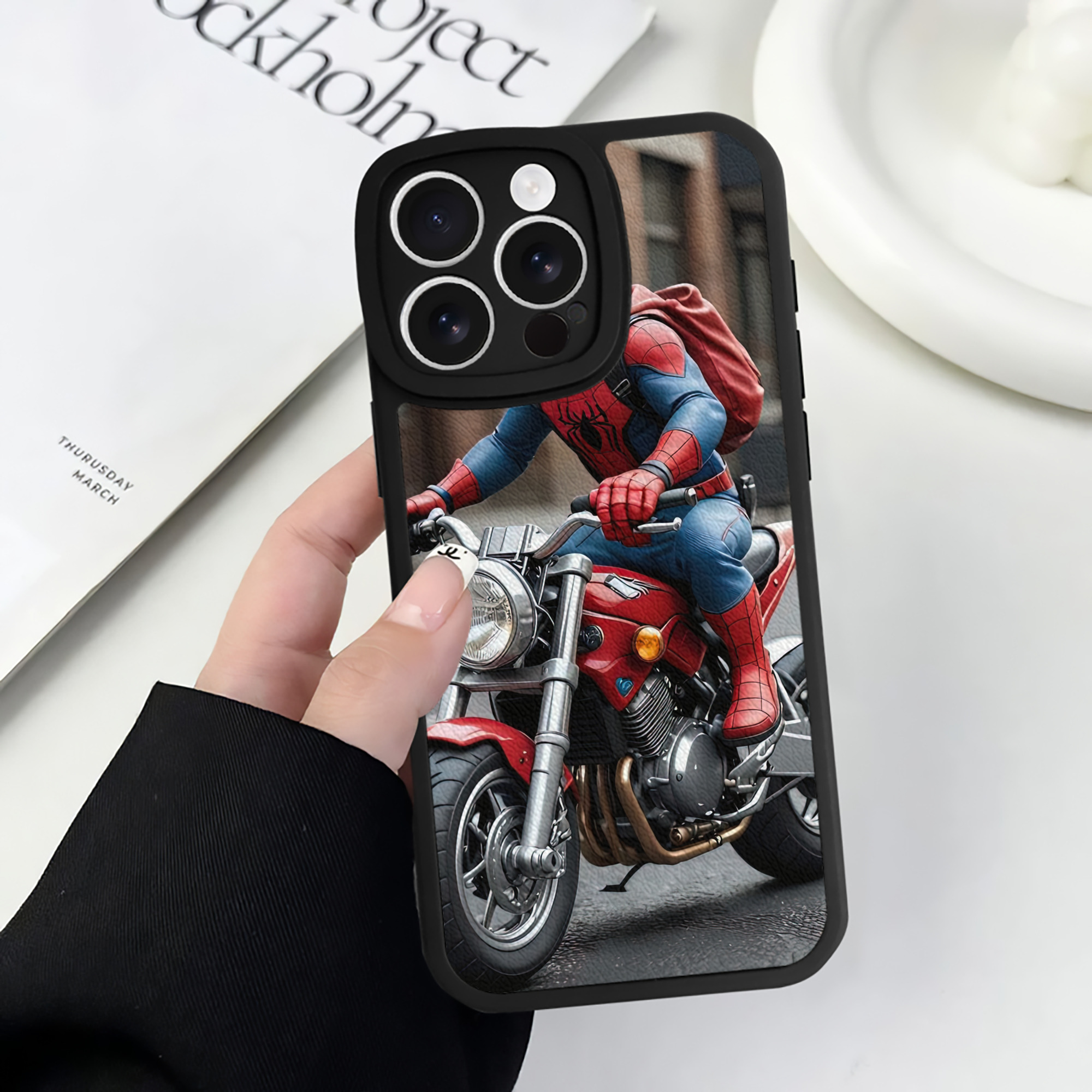 Spider Man スパイダーマン 【iPhone 16シリーズ対応】シリコンスマホケース（レザー調） 材質：シリコン